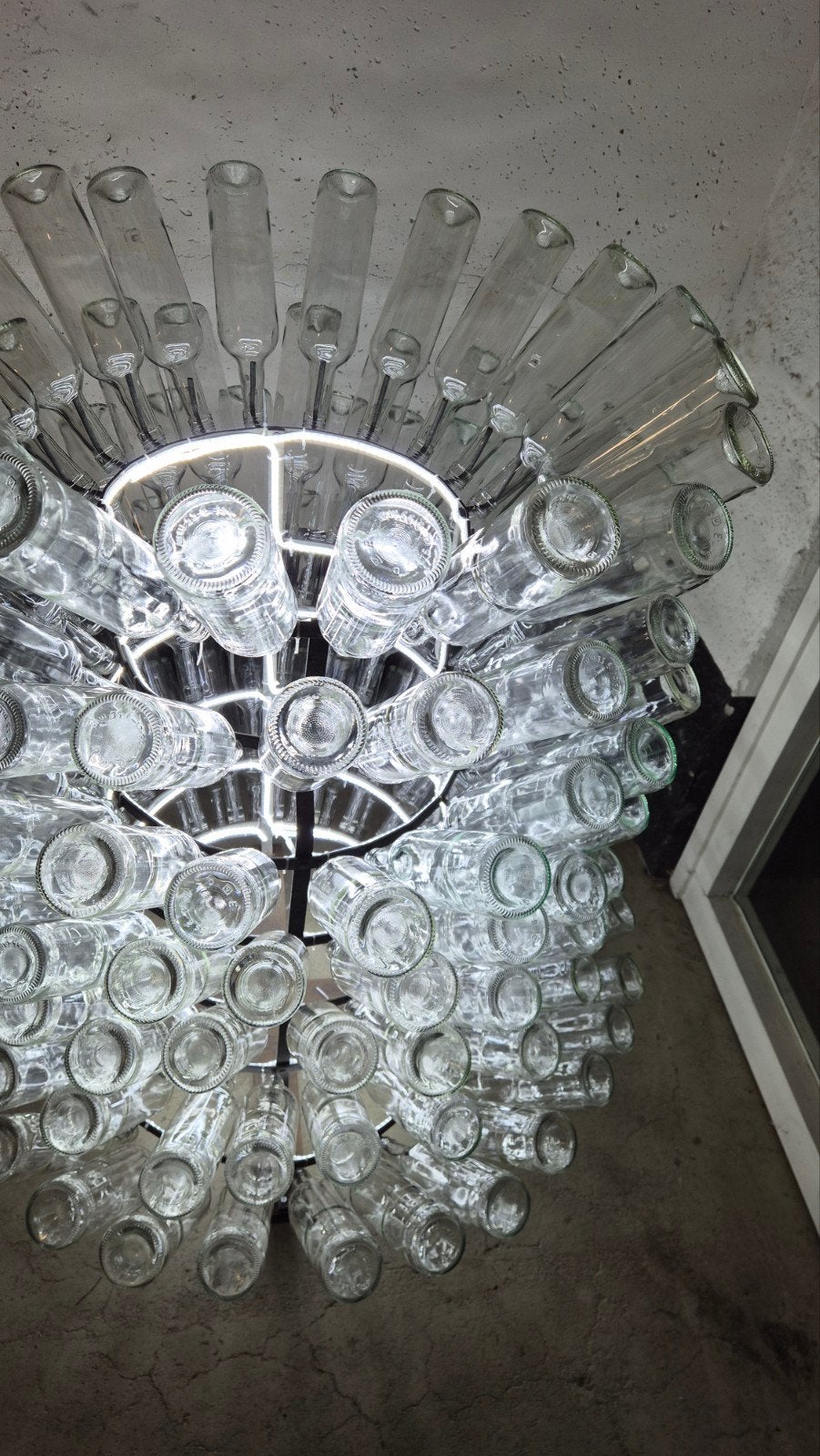 Unieke flessenlamp met 160 flessen - Sfeervolle verlichting, Huis en Inrichting, Ophalen, Overige merken, Meerkleurig, Zo goed als nieuw