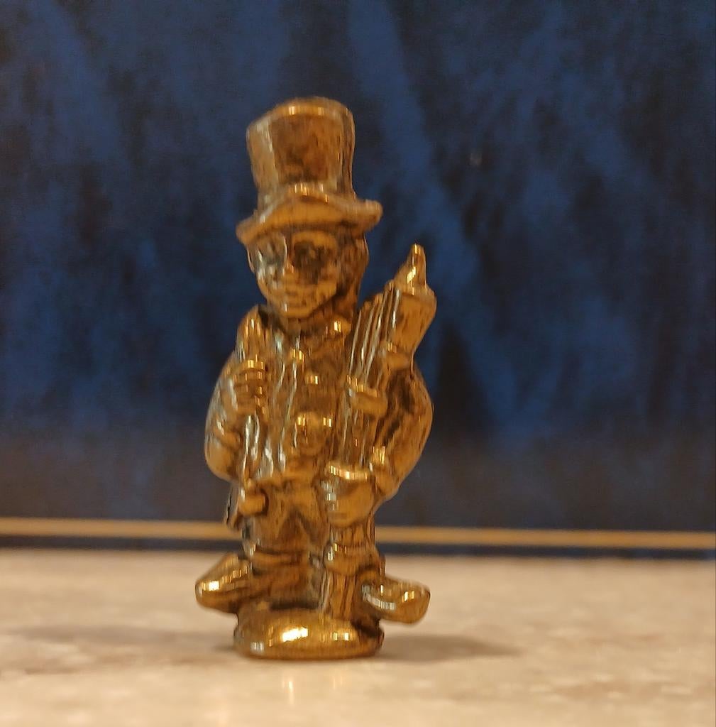 Gouden beeldje van man met hoge hoed en bezem, Verzamelen, Beelden en Beeldjes, Ophalen of Verzenden