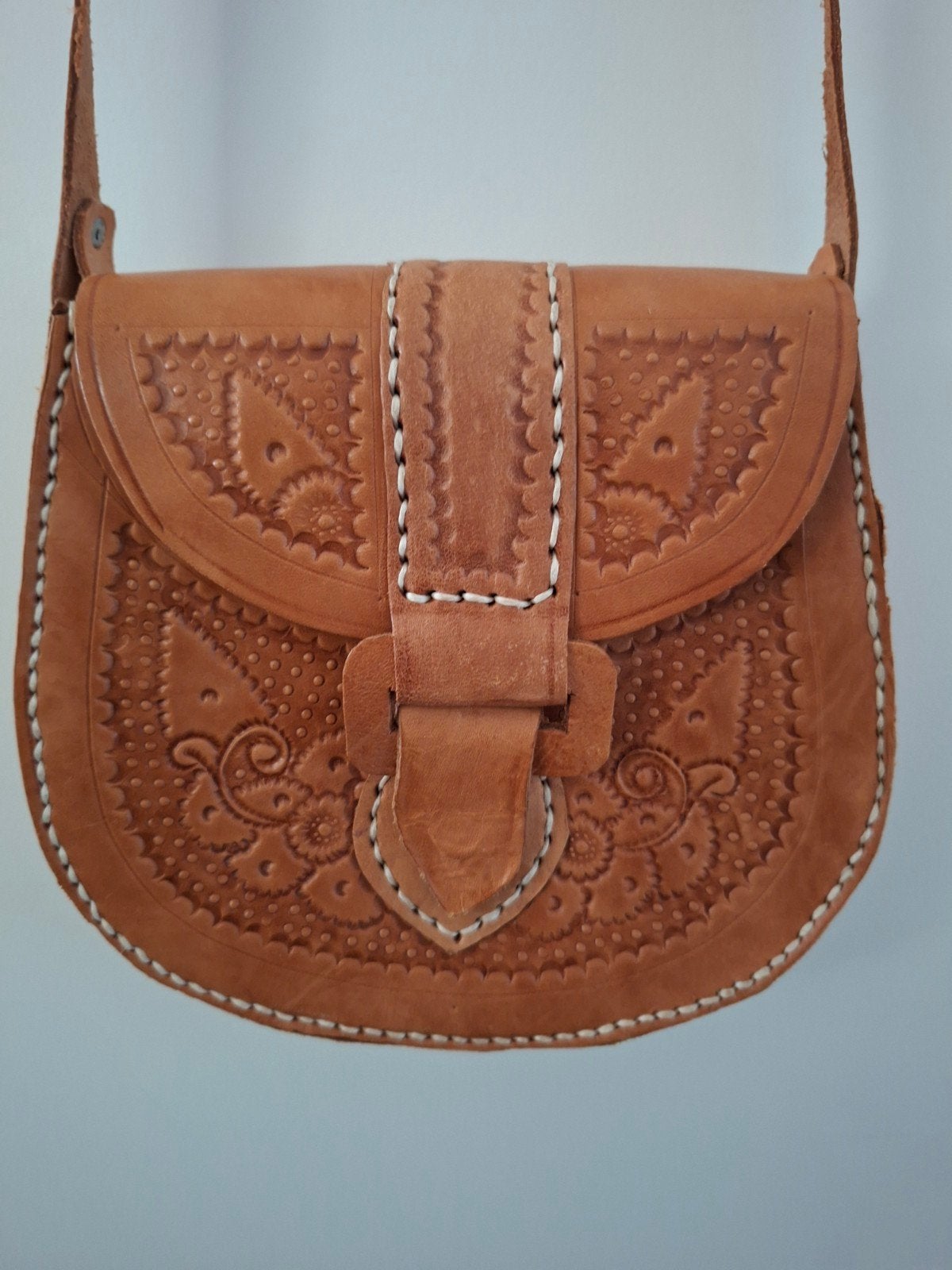 Handgemaakte Marokkaanse Leren Schoudertas met Bloemmotief, Sieraden, Tassen en Uiterlijk, Ophalen of Verzenden, Gebruikt, Bruin