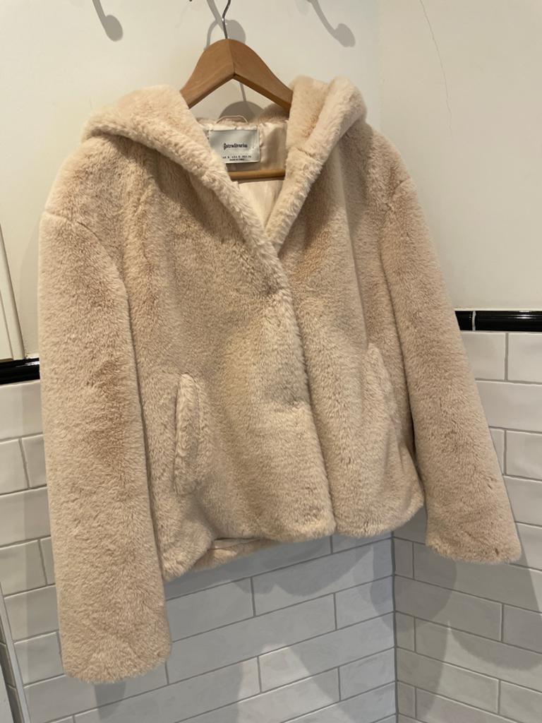Stradivarius faux fur jas met capuchon - Beige, Ophalen of Verzenden, Gedragen, Maat 36 (S), Beige