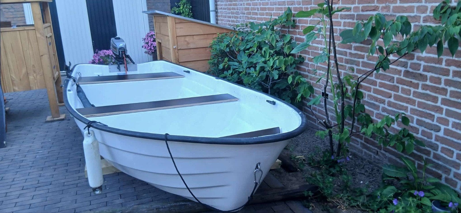Polyester boot met Mariner 3.3 buitenboordmotor, Ophalen