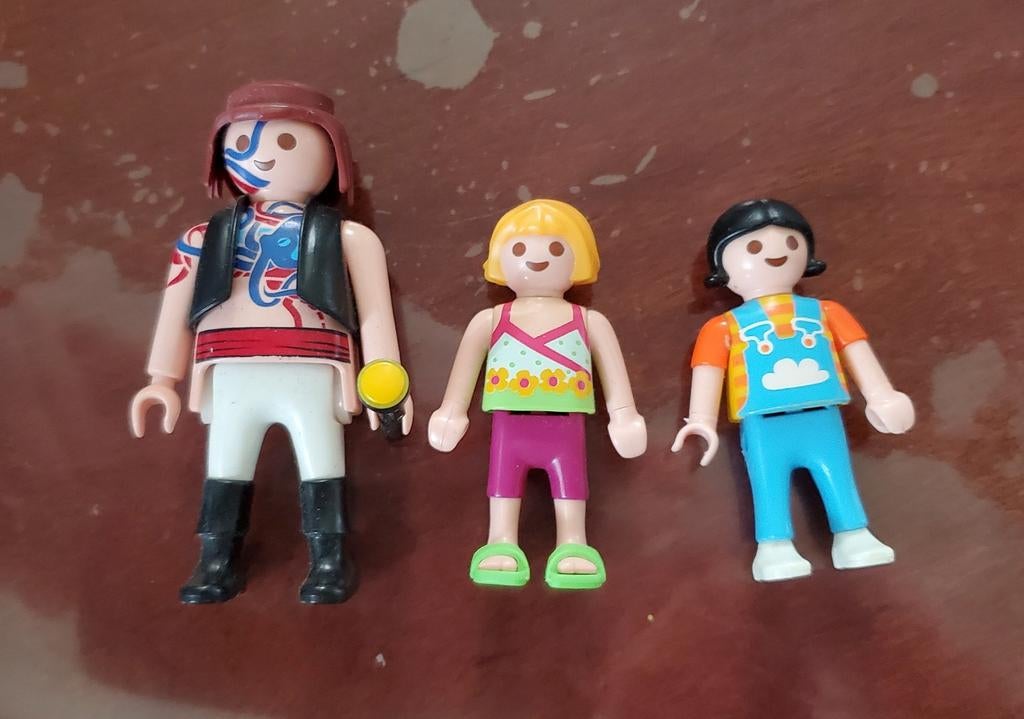 3 playmobil figuren

3 euro voor de 3 samen
af te halen in M, Ophalen of Verzenden