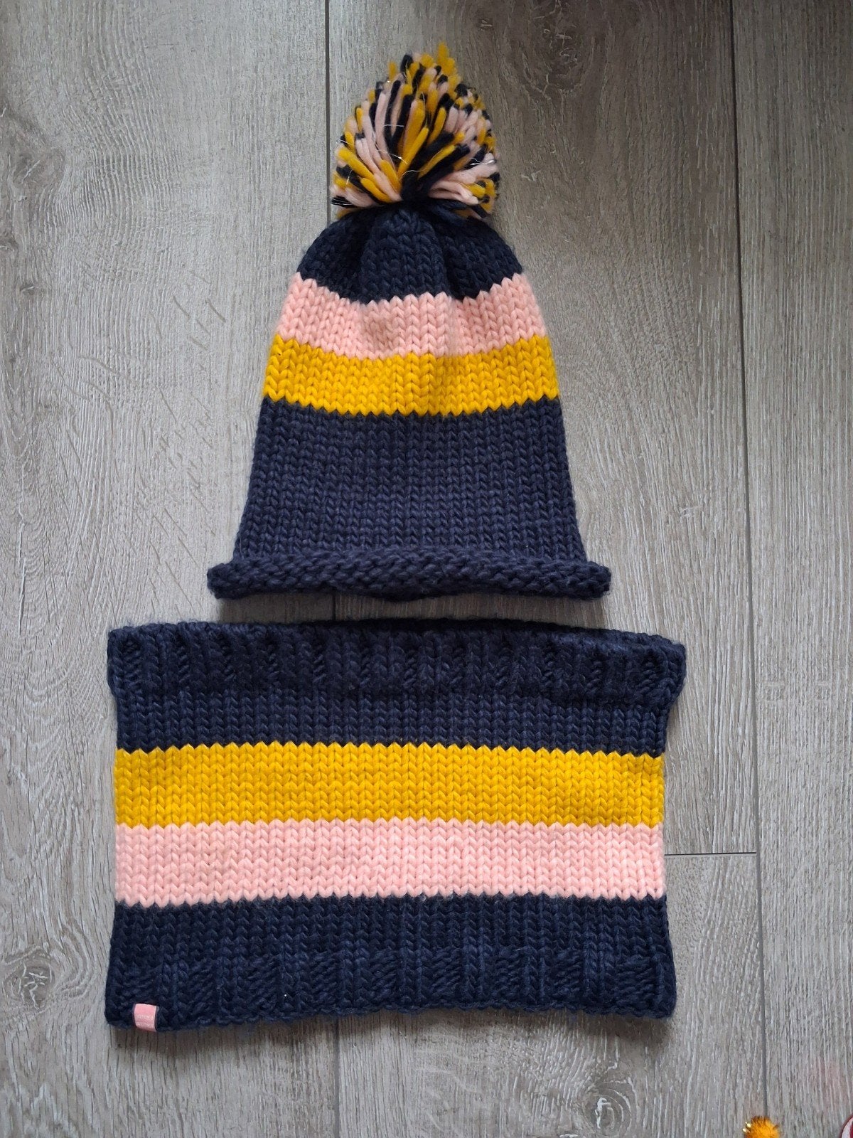 Gebreide muts en sjaal set - Blauw, Geel, Roze, Ophalen of Verzenden, Zo goed als nieuw, Hema, Meisje