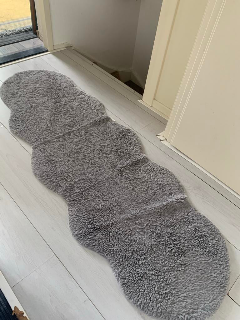 Grijs schapenvacht vloerkleed, zacht en decoratief, Ophalen, Zo goed als nieuw