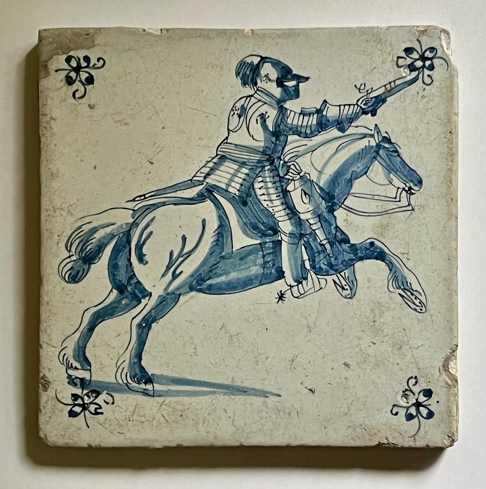 Tegel 1625-1675: Ridder te paard in de aanval met vuurwapen, Antiek en Kunst, Verzenden