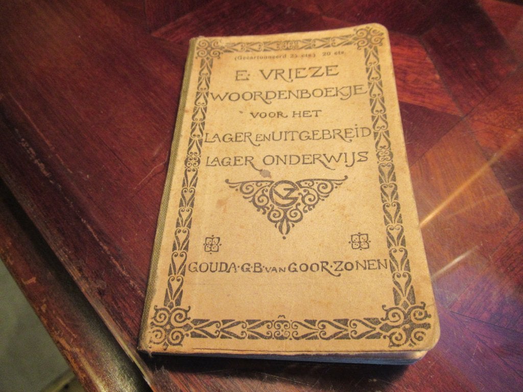 Schoolwoordenboek  1920, Ophalen of Verzenden, Gelezen, Vrieze