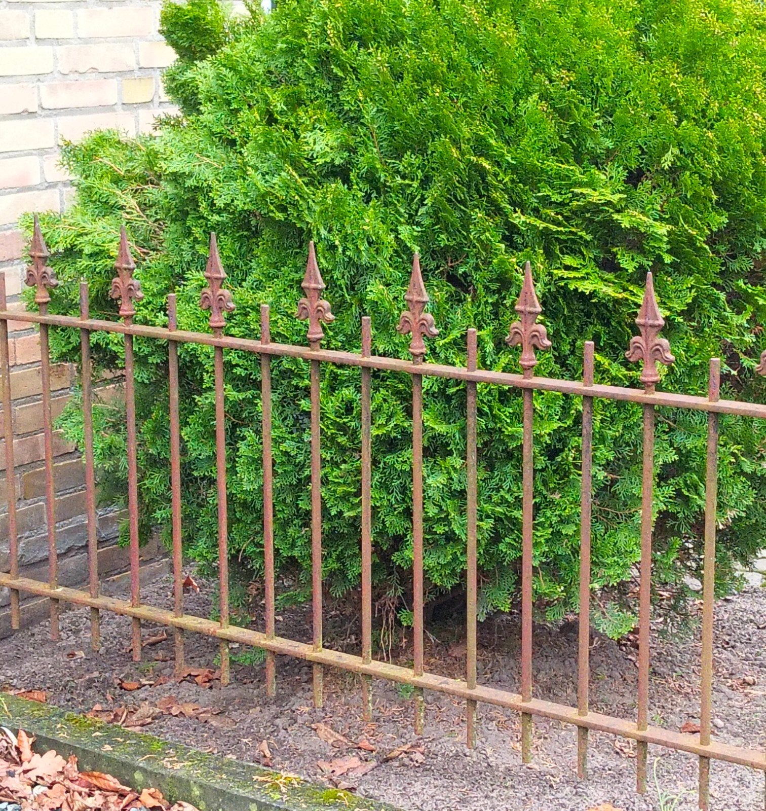 Brocante hekwerk - 2 stuks- sierlijk en robuust, Tuin en Terras, Tuinhekken en Hekwerk, Ophalen, Gebruikt, IJzer, Sierhekwerk