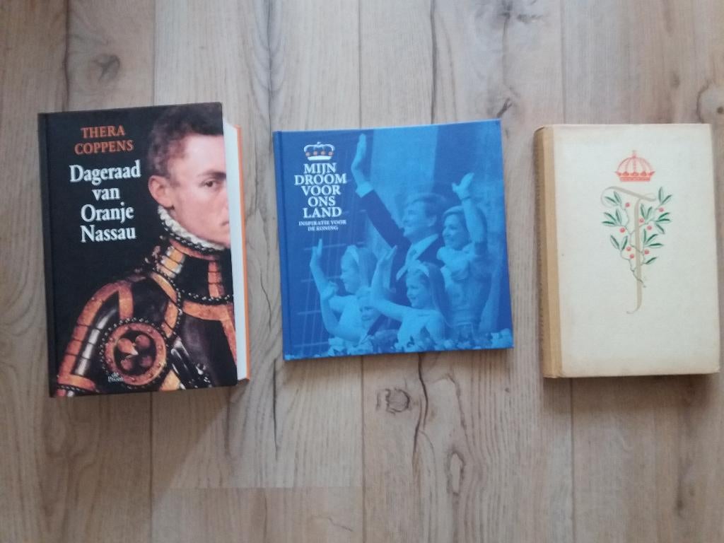 3`Boeken over "Het Koningshuis" en een 1 DVD over "Beatrix"., Verzamelen, Ophalen of Verzenden, Zo goed als nieuw, Nederland, Tijdschrift of Boek