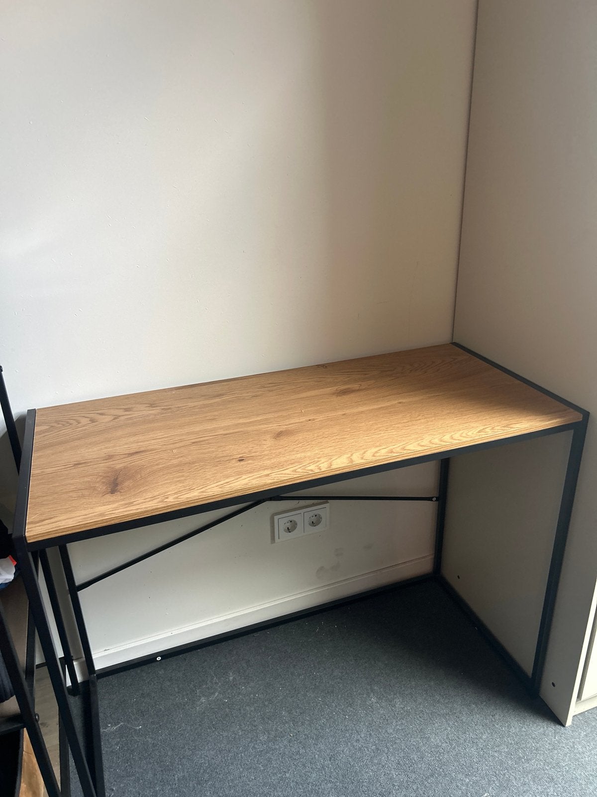 Modern bureau met houtlook blad en metalen frame, Gebruikt, Hout, Bruin, Ophalen of Verzenden