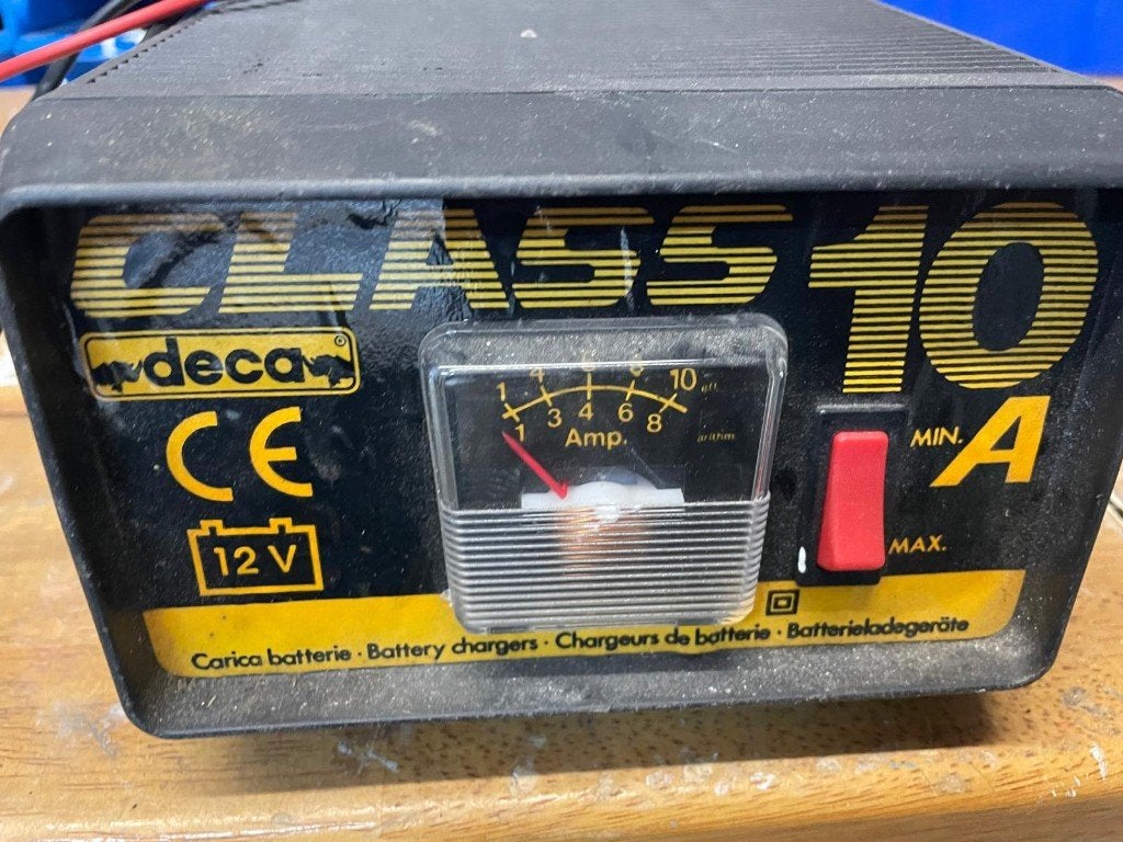 DECA Acculader Class 10, degelijke 12 v. kwaliteitslader, Ophalen, Gebruikt