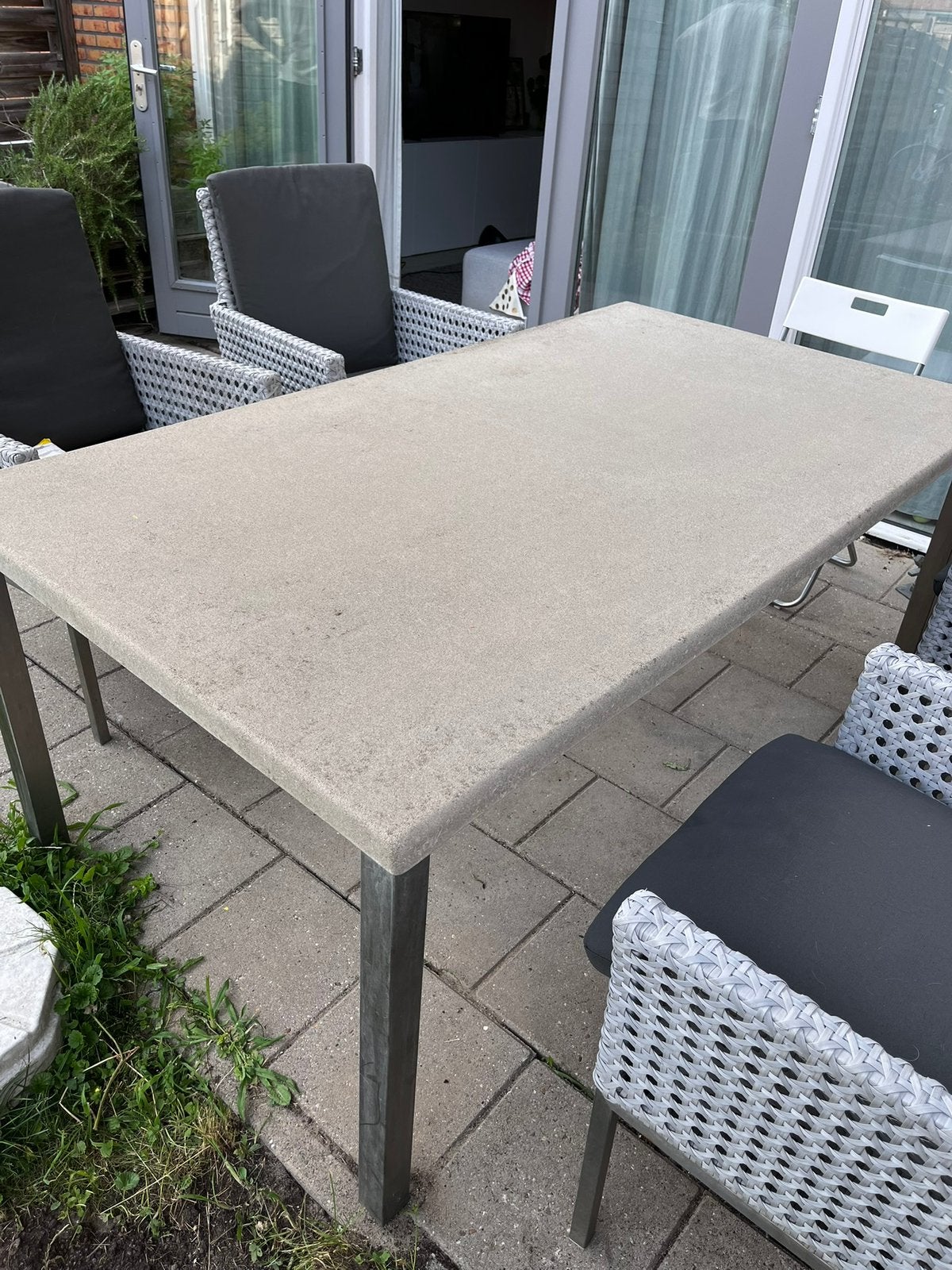 Tuintafel met betonlook tafelblad en metalen poten., Tuin en Terras, Tuintafels, Ophalen, Gebruikt, Rechthoekig, Metaal