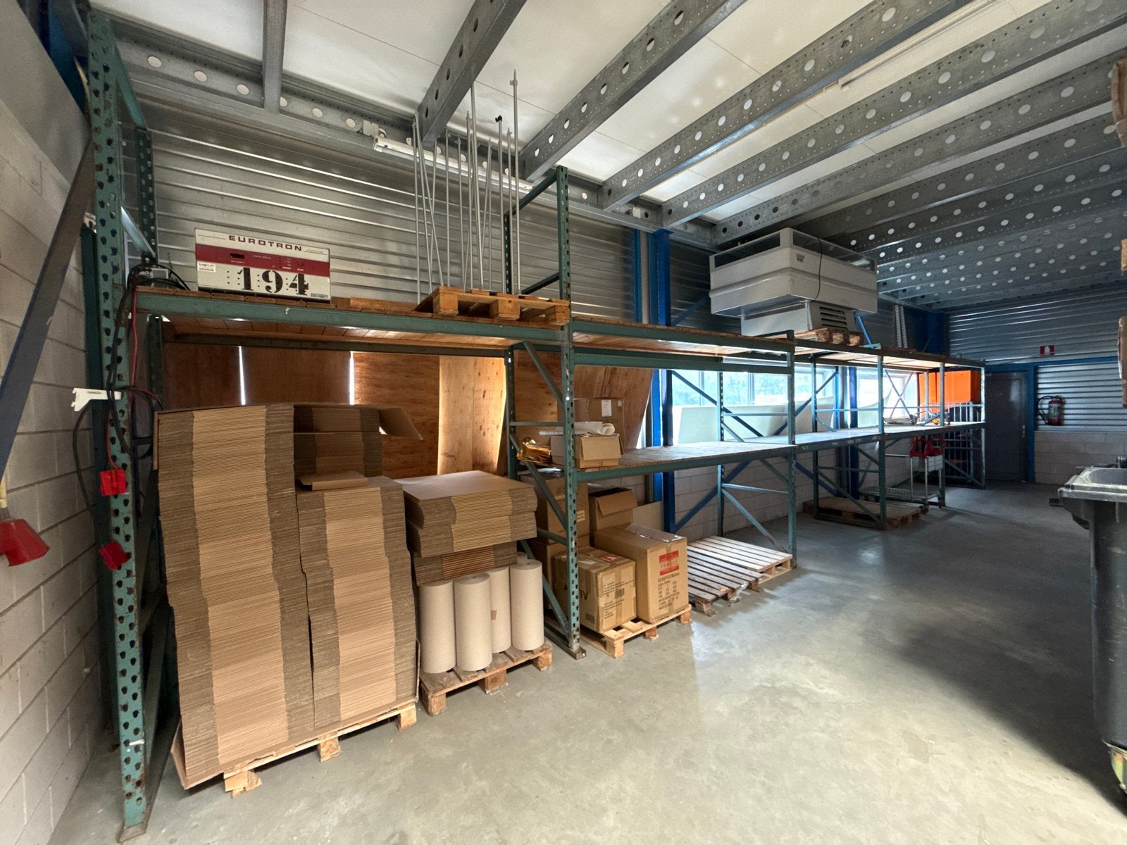 Magazijnstelling met houten planken, Ophalen
