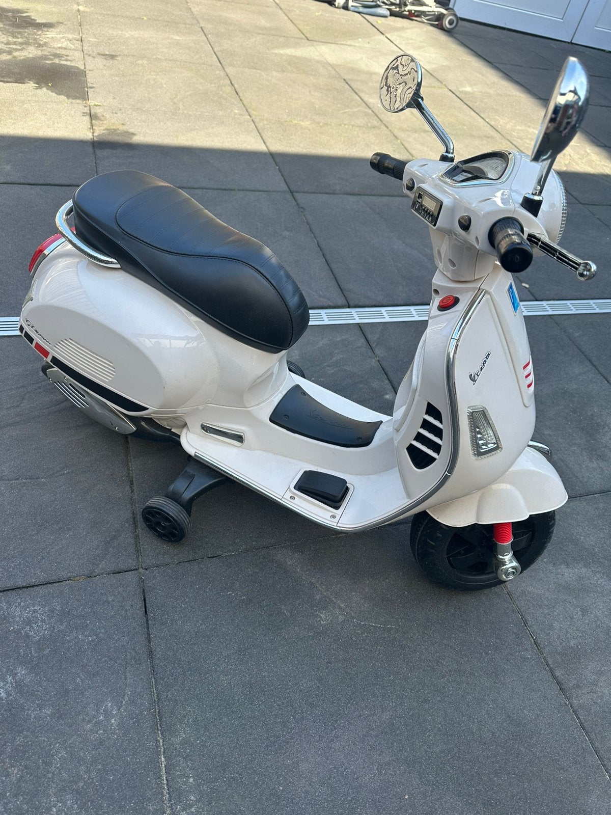 Elektrische mini kinder vespa scooter, Ophalen, Zo goed als nieuw