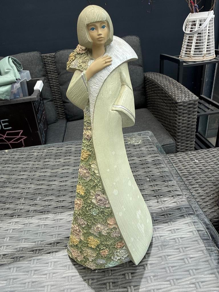 Parastone beeldje van elegante vrouw met bloemendetail, Ophalen of Verzenden, Zo goed als nieuw, Mens