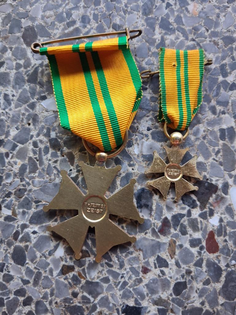 Vierdaagse kruis (2 stuks), Postzegels en Munten, Penningen en Medailles, Overige materialen, Ophalen of Verzenden