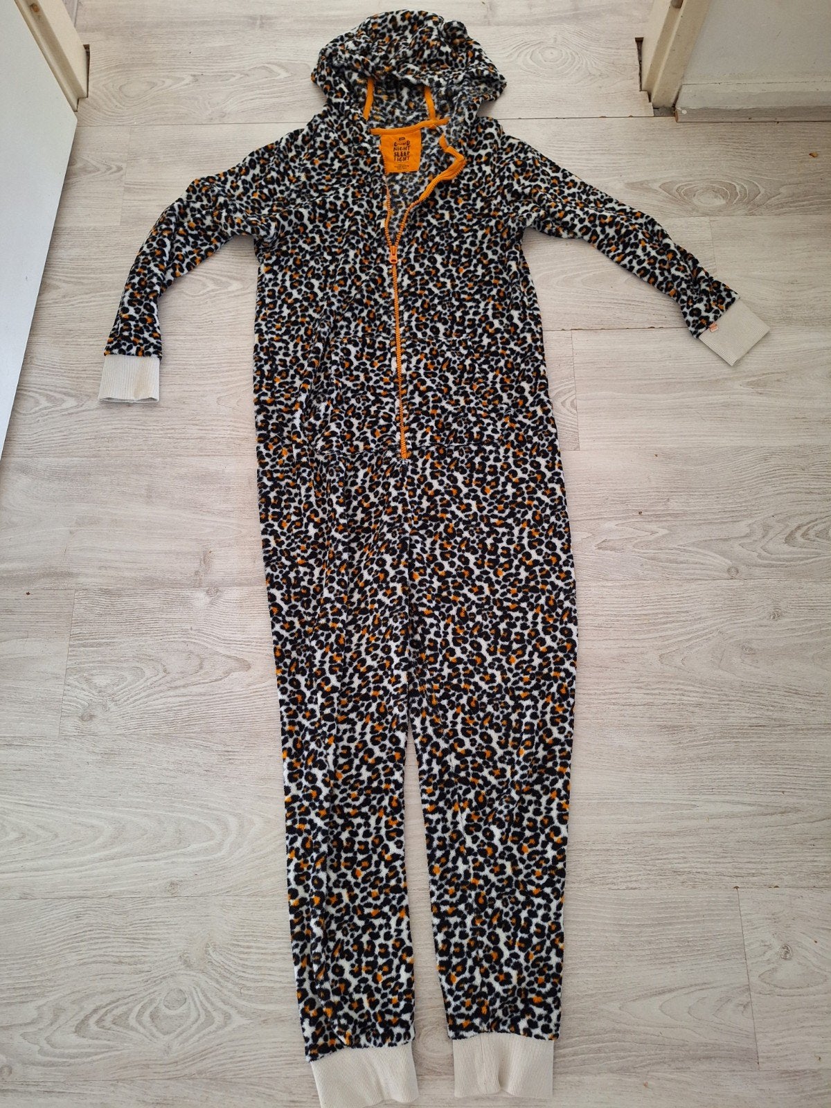 Leopard print onesie in goede staat WE, Kinderen en Baby's, Kinderkleding | Maat 158, Nacht- of Onderkleding, Gebruikt, WE, Jongen of Meisje
