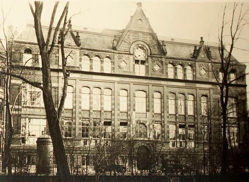 Peadoligisch instituut Amsterdam ( P.I. ), Contacten en Berichten