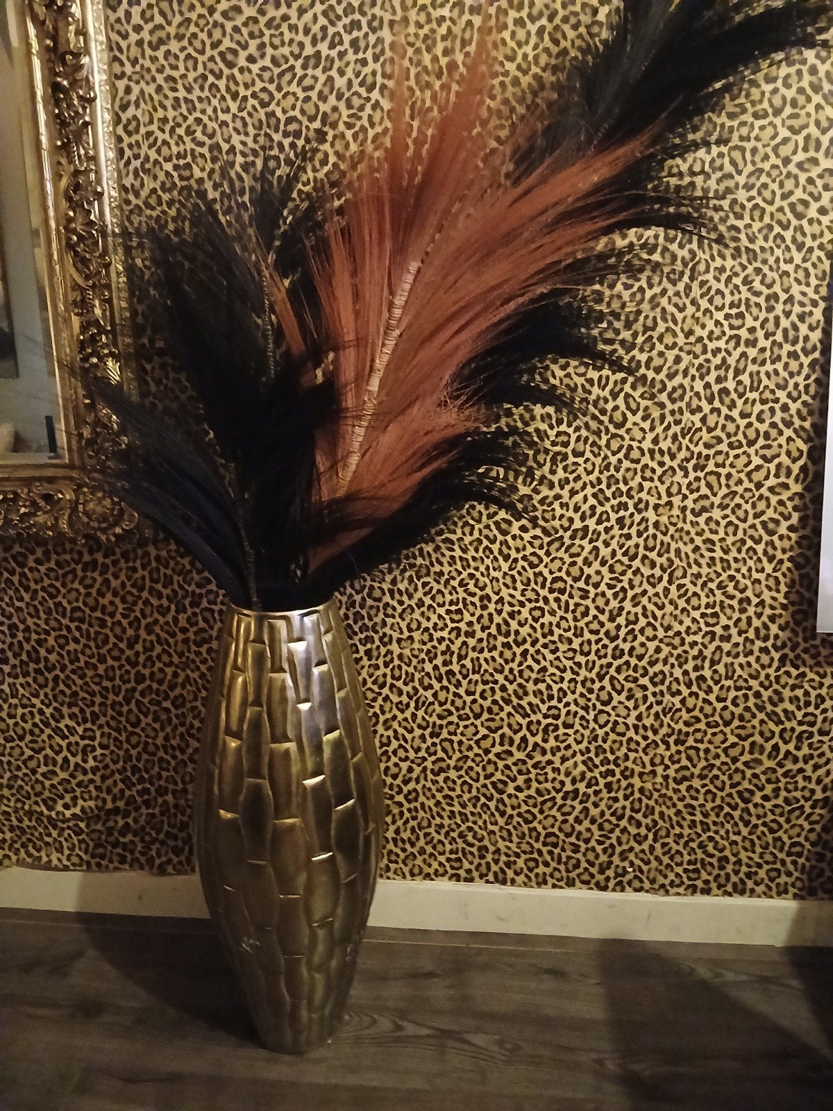 Grote gouden vaas met droogpluimen/bloemen/veren, Inclusief droogbloemen, Ophalen of Verzenden, Zo goed als nieuw, Metaal
