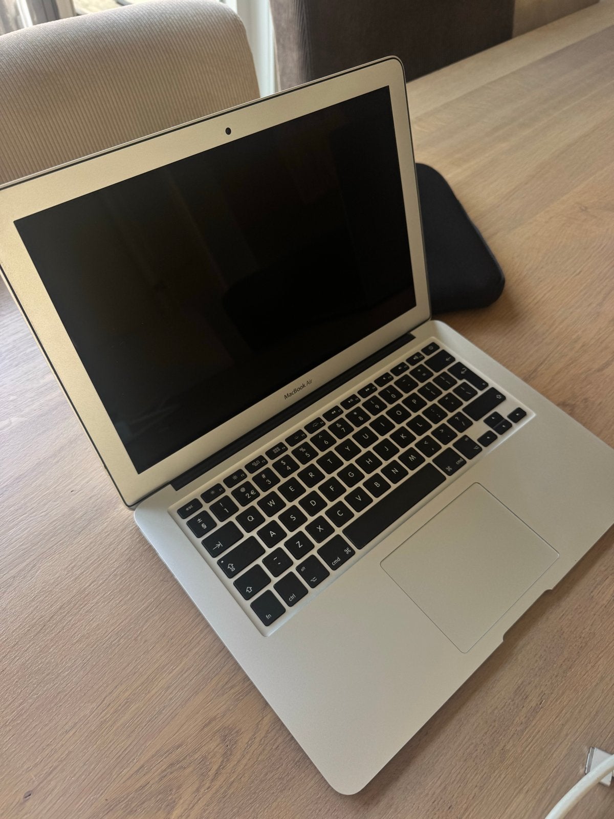 MacBook Air 13 inch - met hoes en lader, Qwerty, 13 inch, Ophalen of Verzenden, Zo goed als nieuw