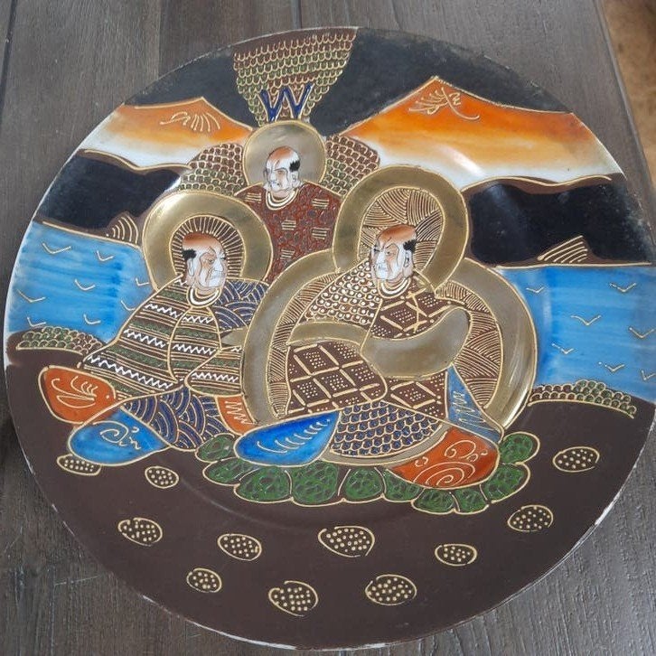 Antiek Japans Satsuma Aardewerk Bord met Drie Wijzen, Antiek en Kunst, Antiek | Wandborden en Tegels, Ophalen of Verzenden