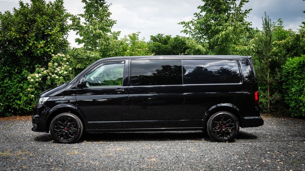Volkswagen Transporter 2.0TDI L2H1 DC R-Line | Black Edition, Voorwielaandrijving, 15 km/l, Gebruikt, 4 cilinders