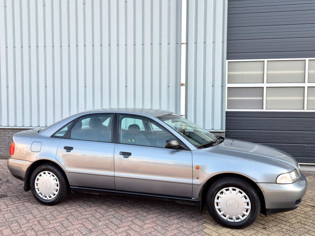 Audi A4 1.6 Limousine APK 2027, Auto's, Voorwielaandrijving, 1160 kg, 101 pk, Gebruikt