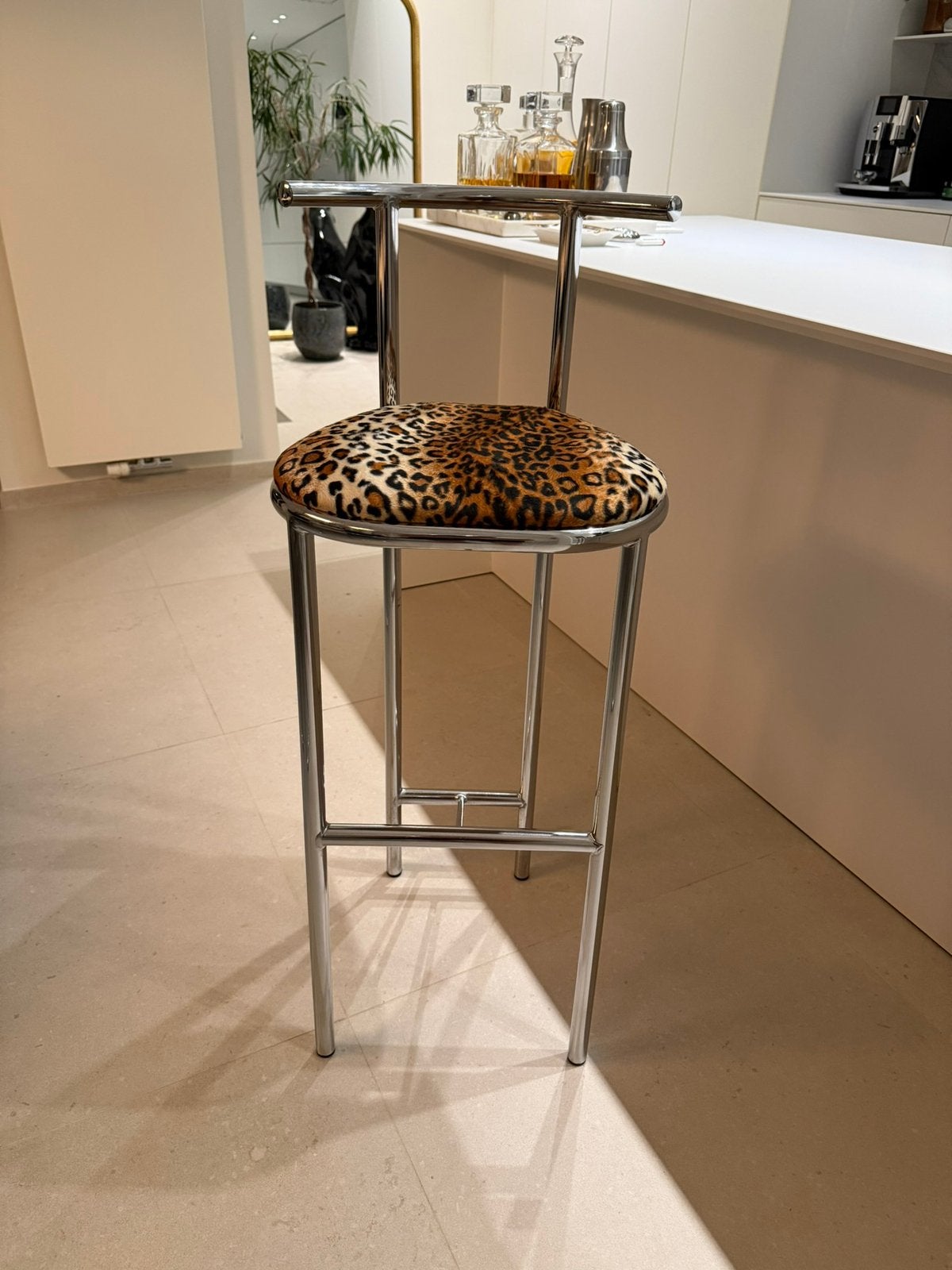 Barkruk panterprint chrome, Ophalen, 60 tot 90 cm, Zo goed als nieuw, 1 kruk