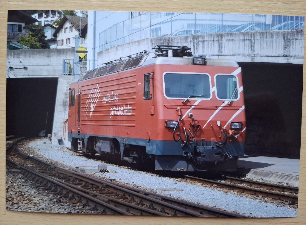 Foto locomotief Matterhorn Gotthardbahn in Disentis (CH), Verzenden, 1980 tot heden, Foto, Nieuw
