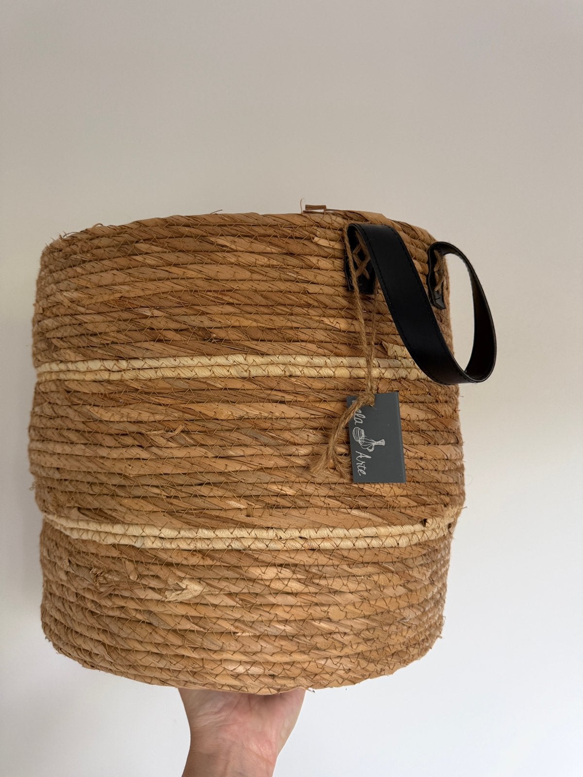 Grote rieten mand “Bela Arte” 32H / Ø38 cm, Rond, Ophalen of Verzenden, Zo goed als nieuw, Plantenpot of Plantenbak