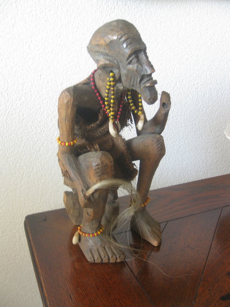 Afrikaans houtsnijwerk, oude man met sieraden., Antiek en Kunst, Kunst | Beelden en Houtsnijwerken, Ophalen of Verzenden, Hout