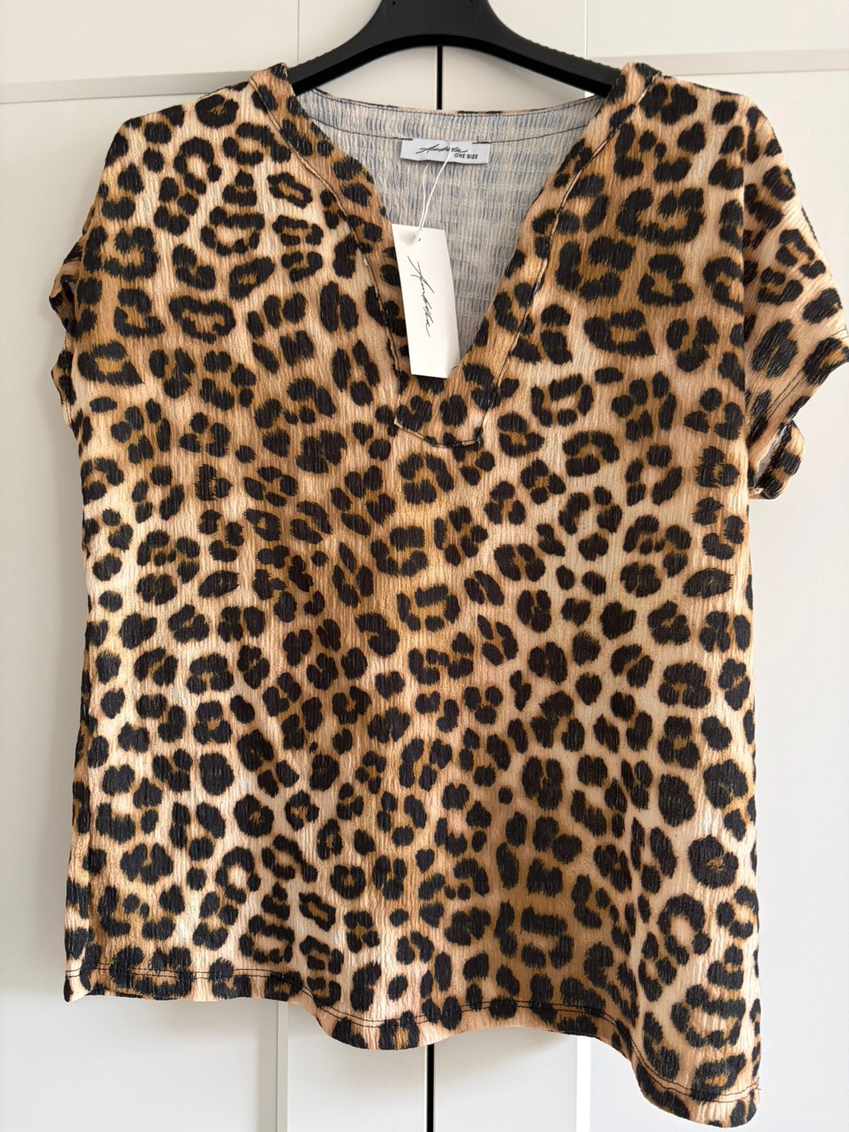 * nieuw * Ambika shirt 1 mt leopard, Kleding | Dames, Tops, Maat 38/40 (M), Bruin, Nieuw, Ophalen of Verzenden