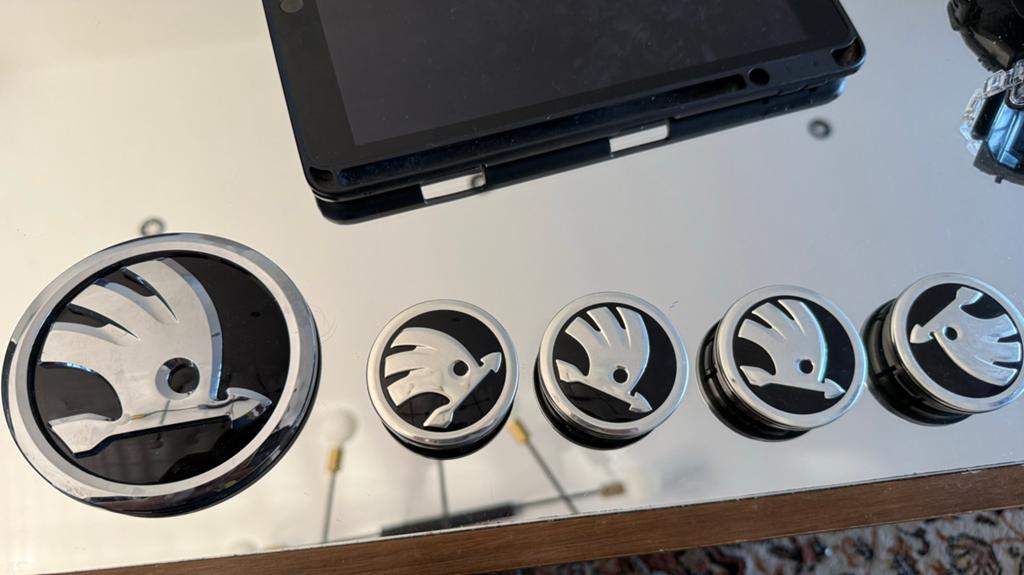 Origineel Skoda KAROQ 2020 velg embleem en voorzijde embleem, Ophalen of Verzenden, Gebruikt, Skoda