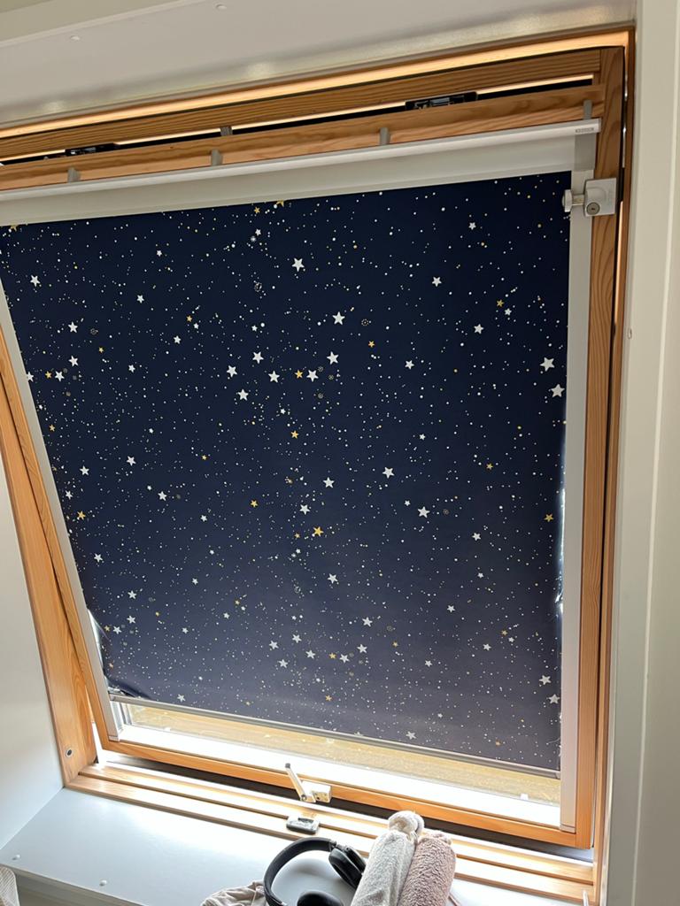 Verduisterend rolgordijn met sterrenpatroon voor dakraam, Ophalen, Minder dan 50 cm, Gebruikt, Blauw