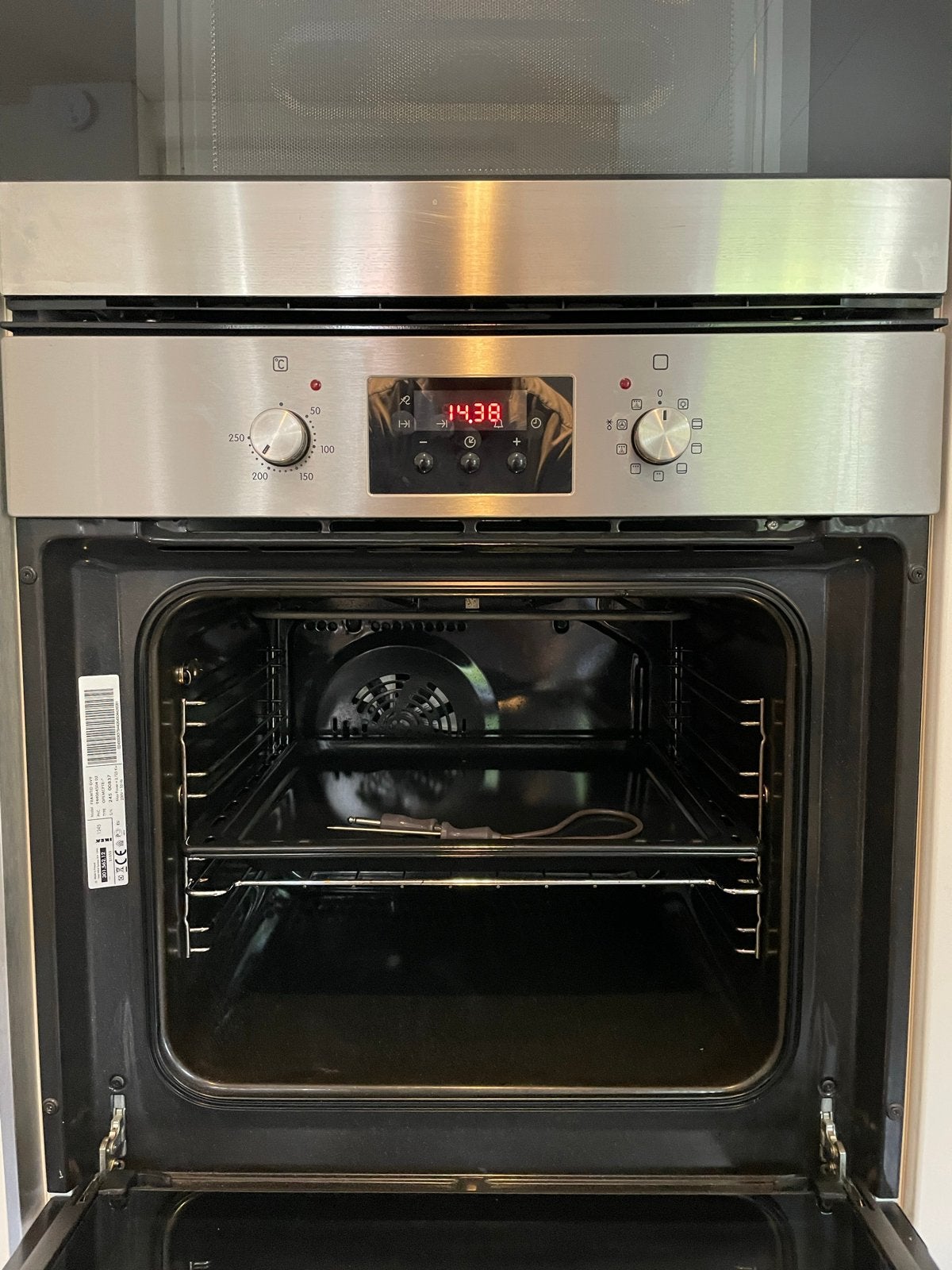 Foto 9 van Moderne witte keuken met inbouwapparatuur