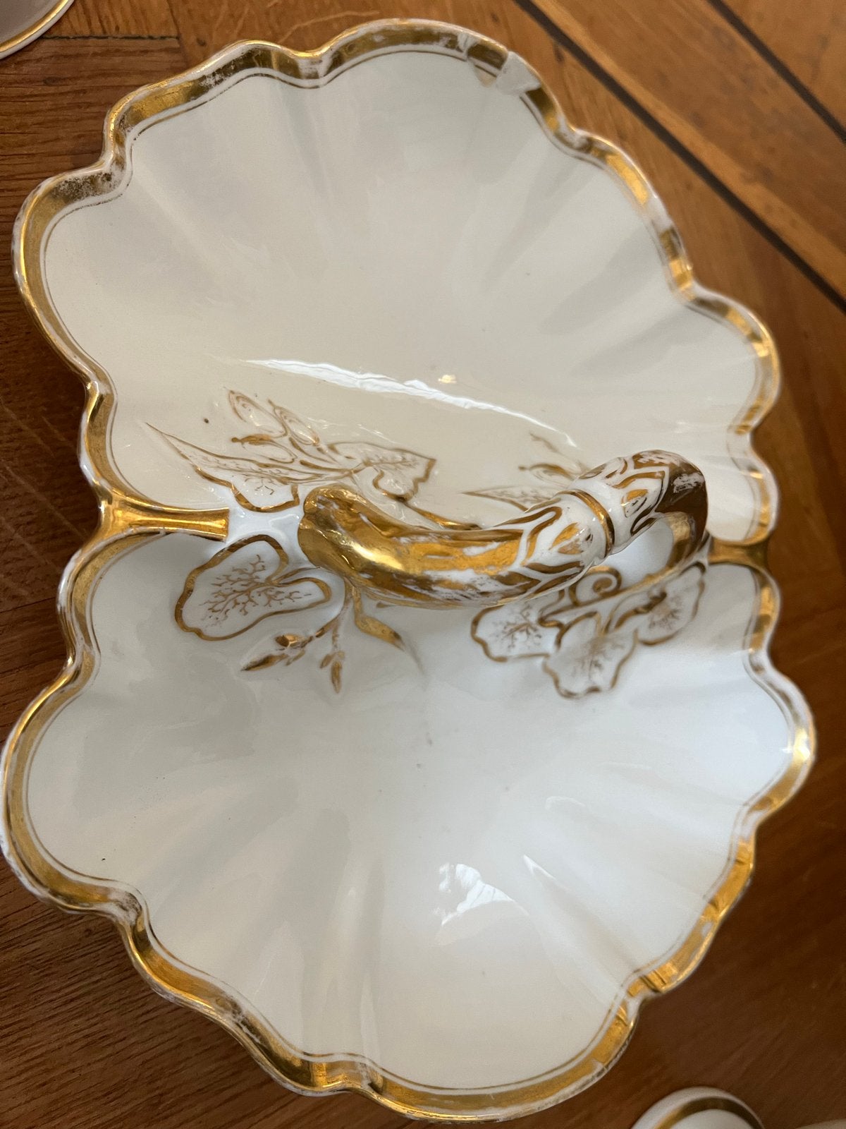 Antieke porseleinen schaal met gouden decoratie, Ophalen of Verzenden