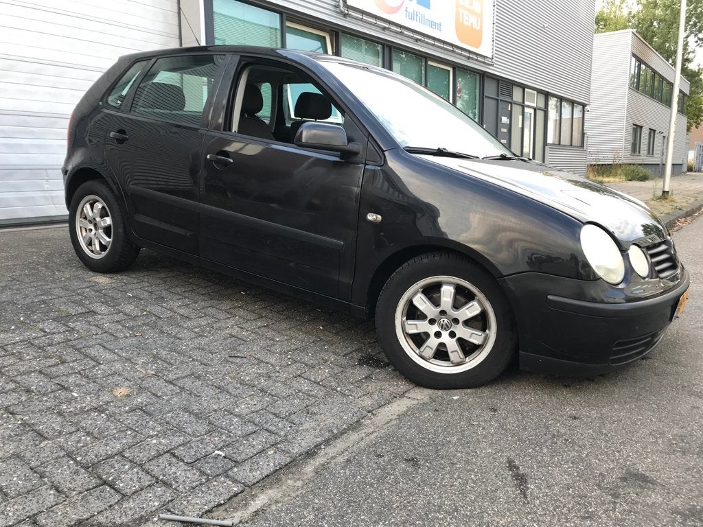 Volkswagen Polo 1.4 16V 59KW 2006 Zwart, Auto's, Volkswagen, Voorwielaandrijving, 40 €/maand, Zwart, 4 cilinders