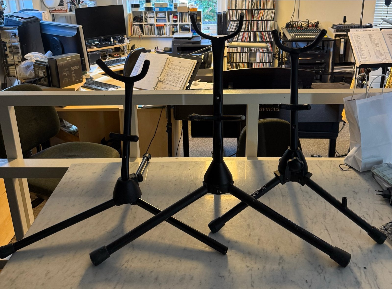 Drie saxofoonstandaarden - Perfect voor alt en tenor, Ophalen of Verzenden, Gebruikt, Instrumentstandaard, Saxofoon