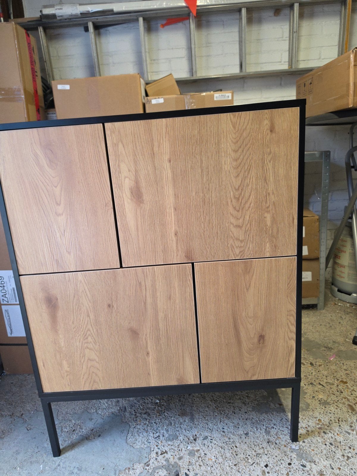 Modern zwart dressoir met houten deuren, Huis en Inrichting, Ophalen, Zo goed als nieuw