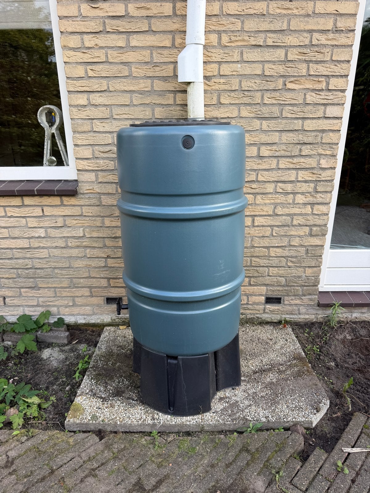Regenton met kraantje en voet, Tuin en Terras, Ophalen, Kunststof, Gebruikt, Met kraantje
