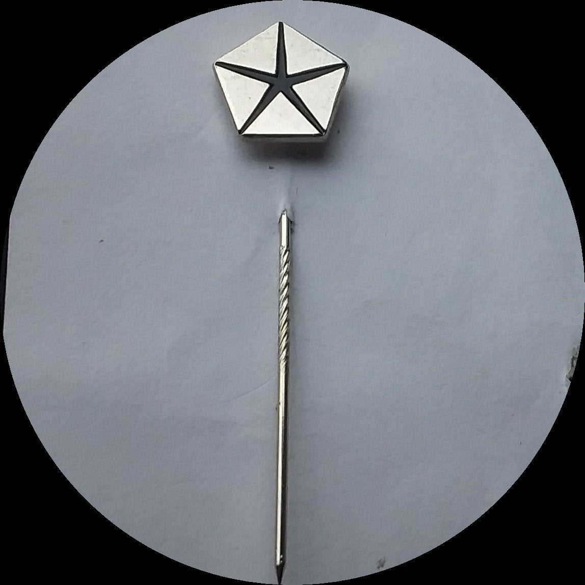 CHRYSLER logo speldje, Ophalen of Verzenden, Zo goed als nieuw, Transport, Speldje of Pin