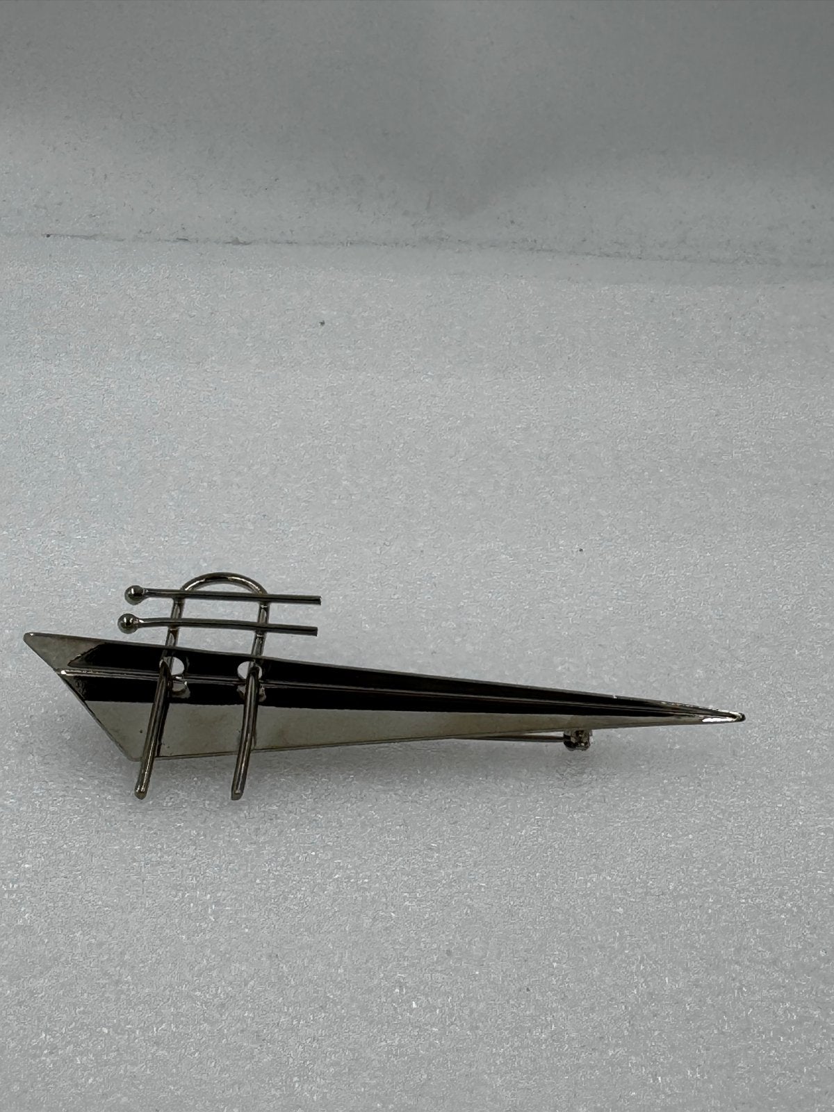 Vintage Zilverkleurige Broche - Abstract Zeilboot Design, Overige materialen, 4 tot 7 cm, Ophalen of Verzenden, Zo goed als nieuw