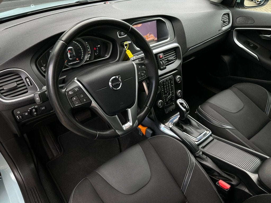 Volvo V40 1.5 T2 Nordic+/2E EIG /NAVI/AUTOMAAT/NL-AUTO NAP!, Euro 6, 4 cilinders, 700 kg, Blauw