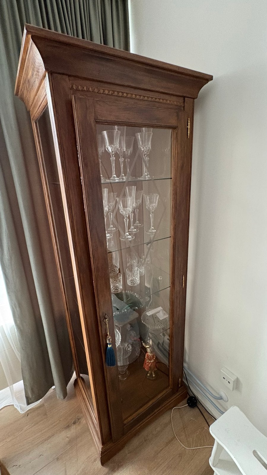 Mooie houten vitrinekast met glazen deur en planken, Huis en Inrichting, Gebruikt, 150 tot 200 cm, 25 tot 50 cm, Overige houtsoorten