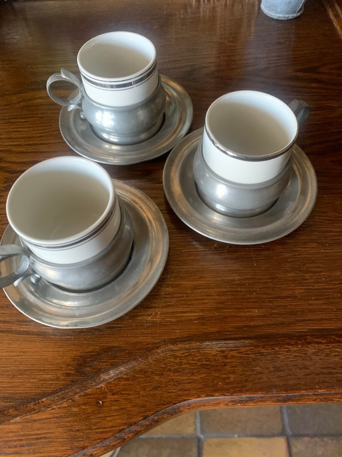 3 mooie kopjes met schotel van tin, Ophalen of Verzenden