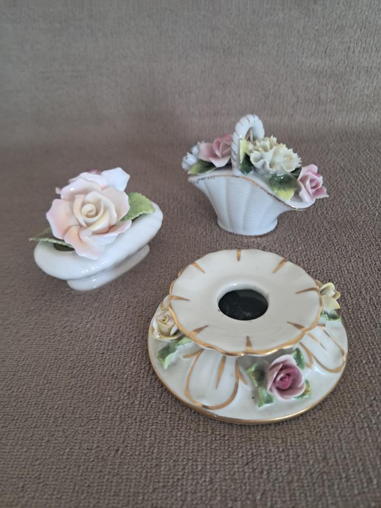 Twee porseleinen bloemstukken en kandelaar w.o.  Bone China, Ophalen of Verzenden
