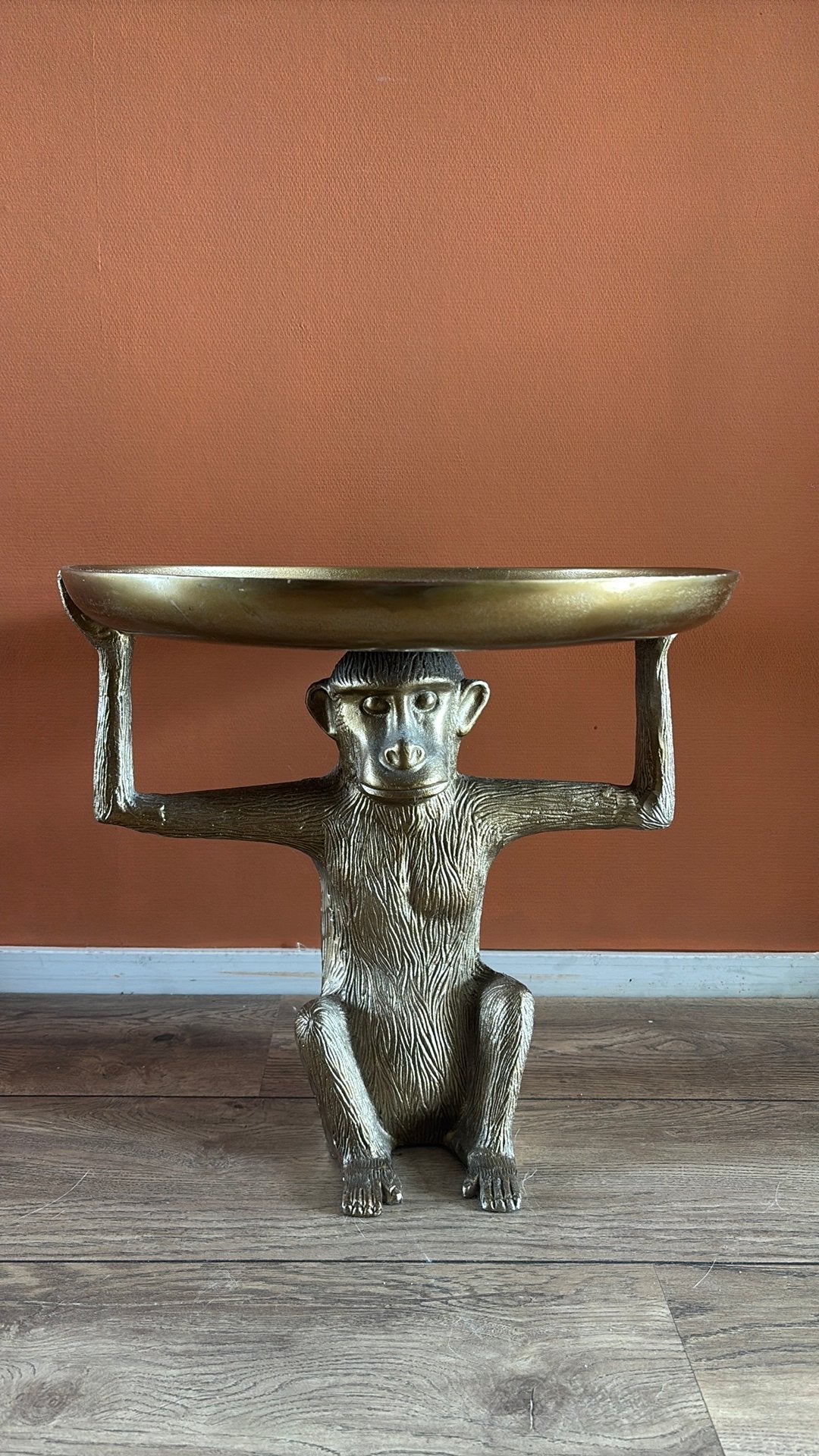 Tafeltje goud met aap, Ophalen