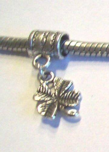prachtige nieuwe zilver klavertje vier bedel, Overige merken, Overige materialen, Nieuw, Ophalen of Verzenden