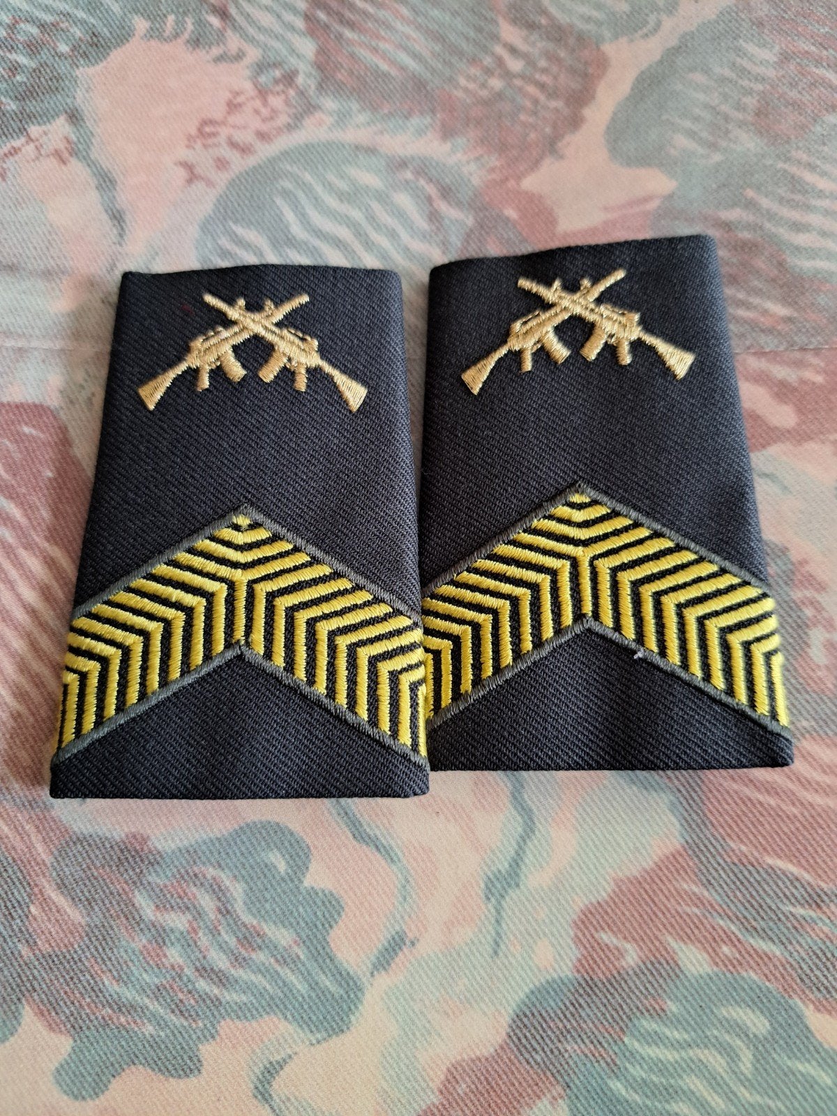 Set rang emblemen Leidinggevend Korporaal, Verzamelen, Ophalen of Verzenden, Landmacht, Nederland, Embleem of Badge