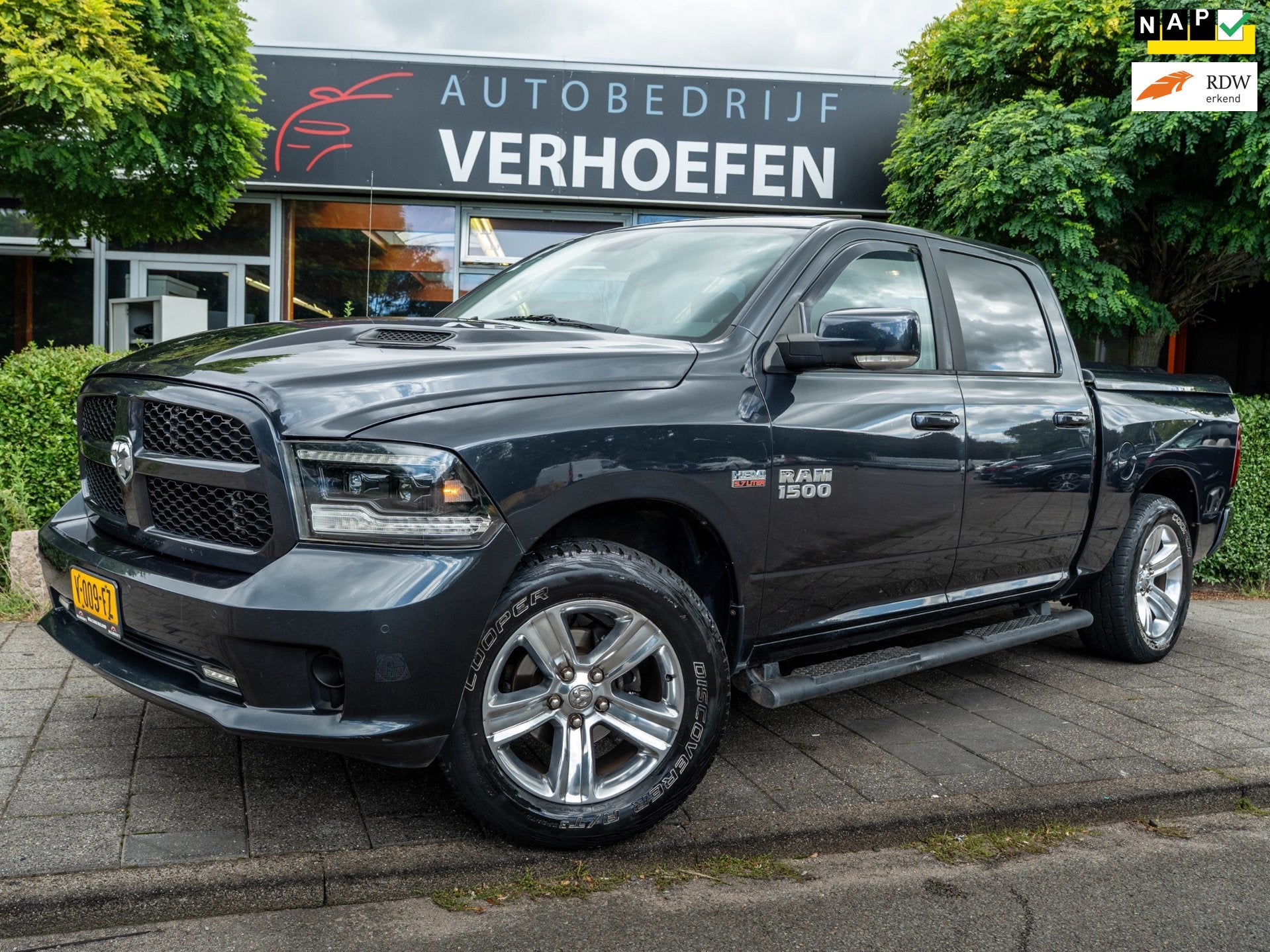 Dodge Ram 1500 5.7 V8 4x4 CREW CAB 6'4 Sport | PANORAMADAK |, Automaat, Gebruikt, 5654 cc, Navigatiesysteem