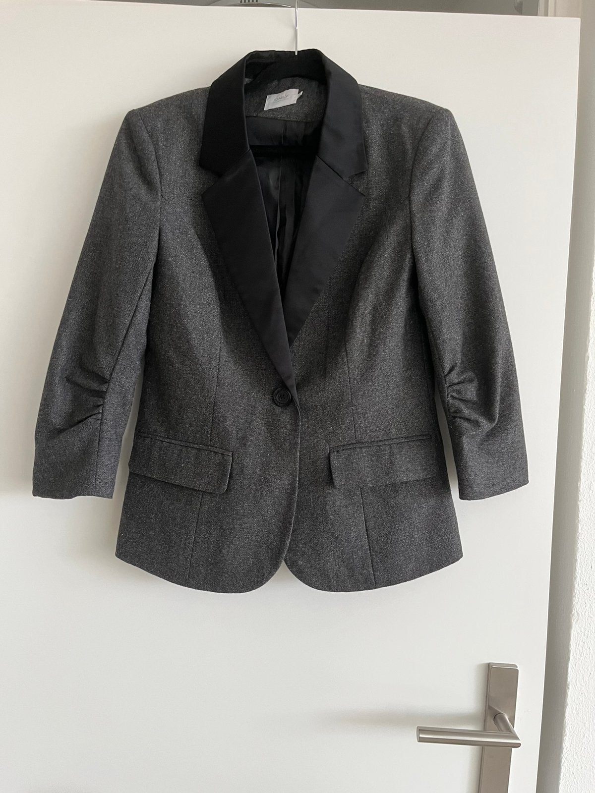 ONLY dames blazer grijs met zwarte revers – maat 40, Ophalen of Verzenden, Zo goed als nieuw, Maat 38/40 (M), Jasje